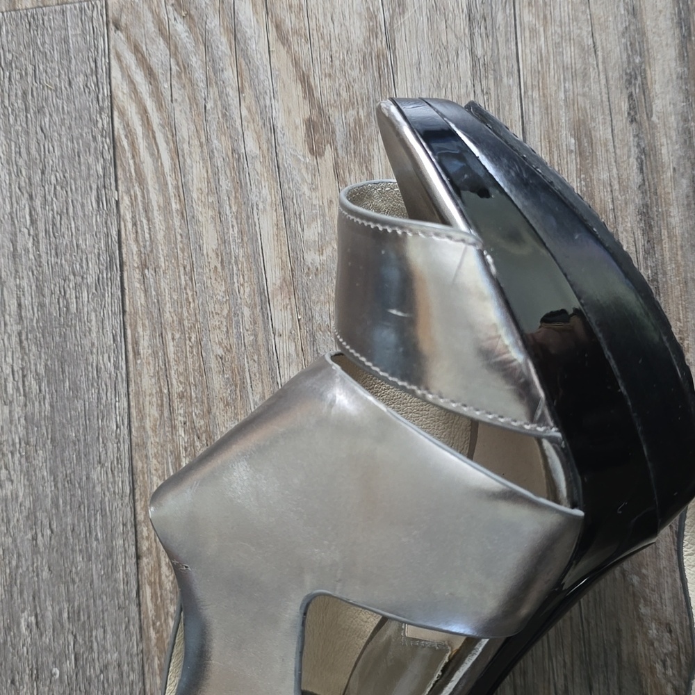 Michael Kors Carla Woman’s Platform Metallic Leather Silver Heels | Size 5 - Picture 10 of 16
